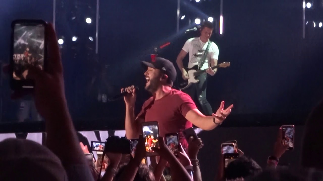 Luke Bryan sings "Country Girl" live at CMA Fest