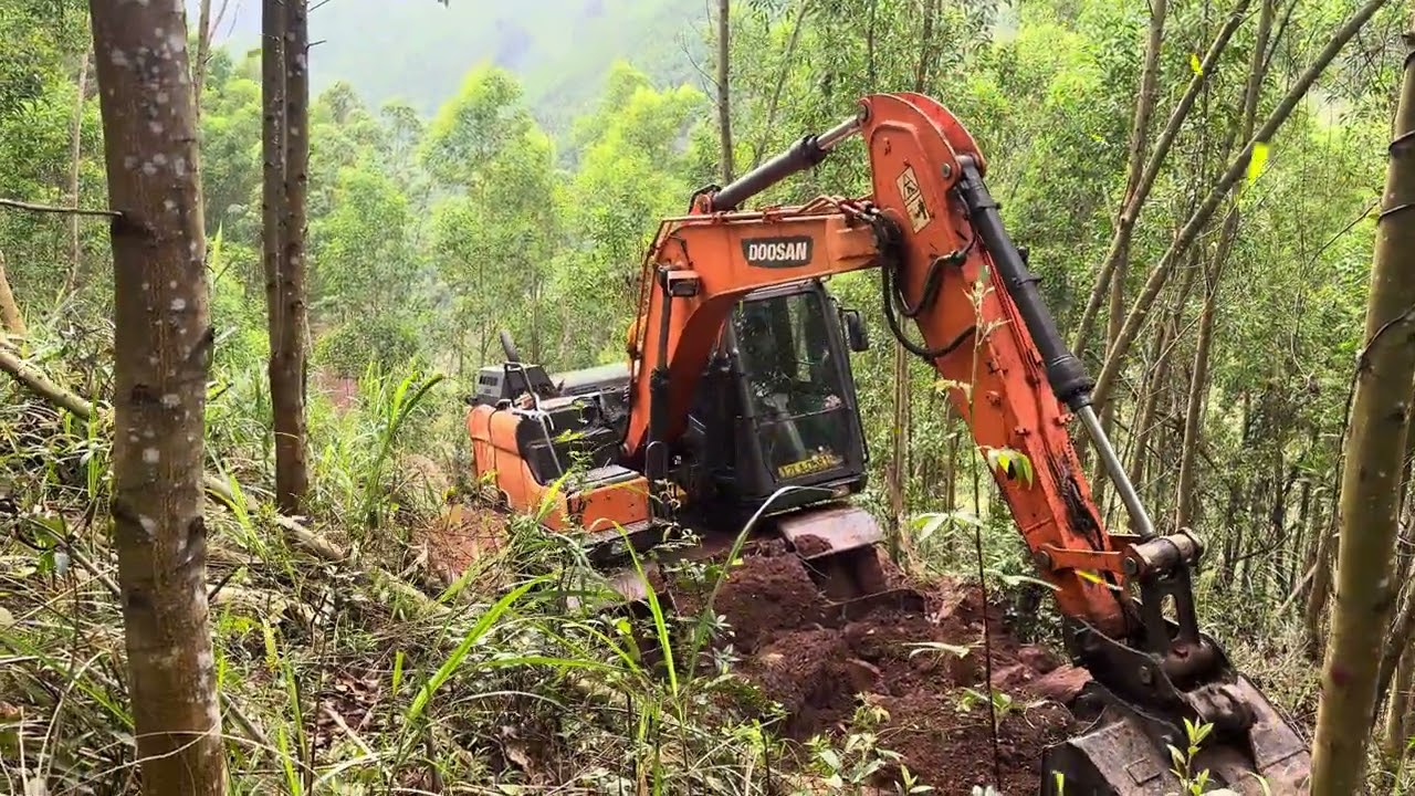 Máy xúc Doosan dx 140 đi mở đường khai thác và cái kết đáng ngờ