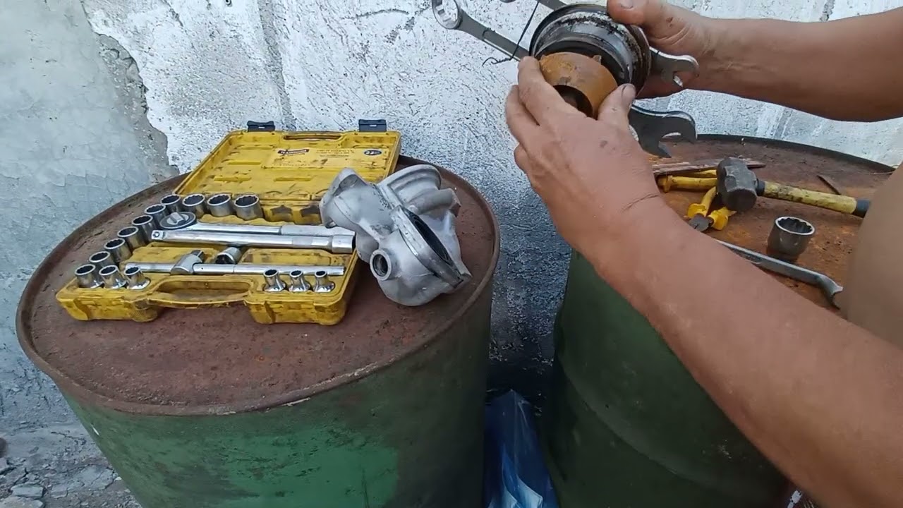 Mostrando maneira fácil de tirar a bomba d'água da frontier 2006 MWM 2.8 (parte 3)