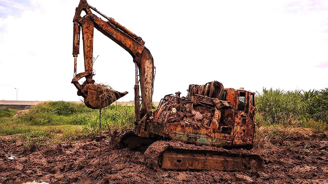 Genius Restoration of a Completely Rusted Komatsu Excavator – From Scrap to Like New