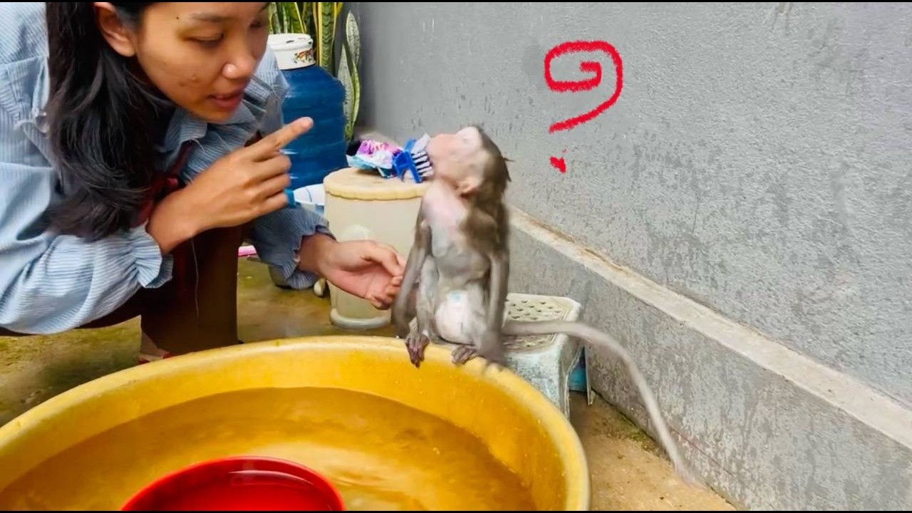 Oh NO..!! Koy over head wan't to listen her mom at all in bathing
