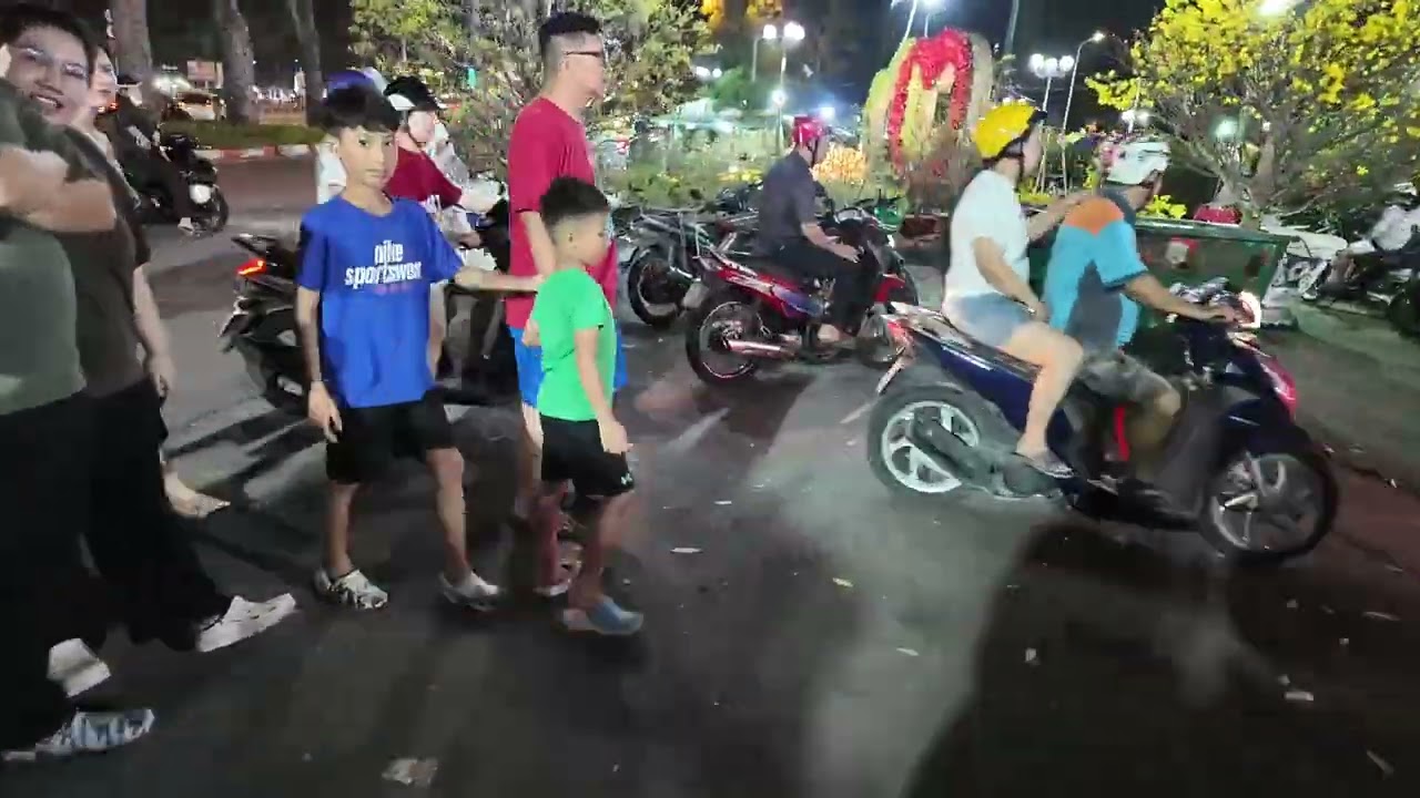 Chợ hoa Tết đêm 28 2026 — flowers market New year 2026 