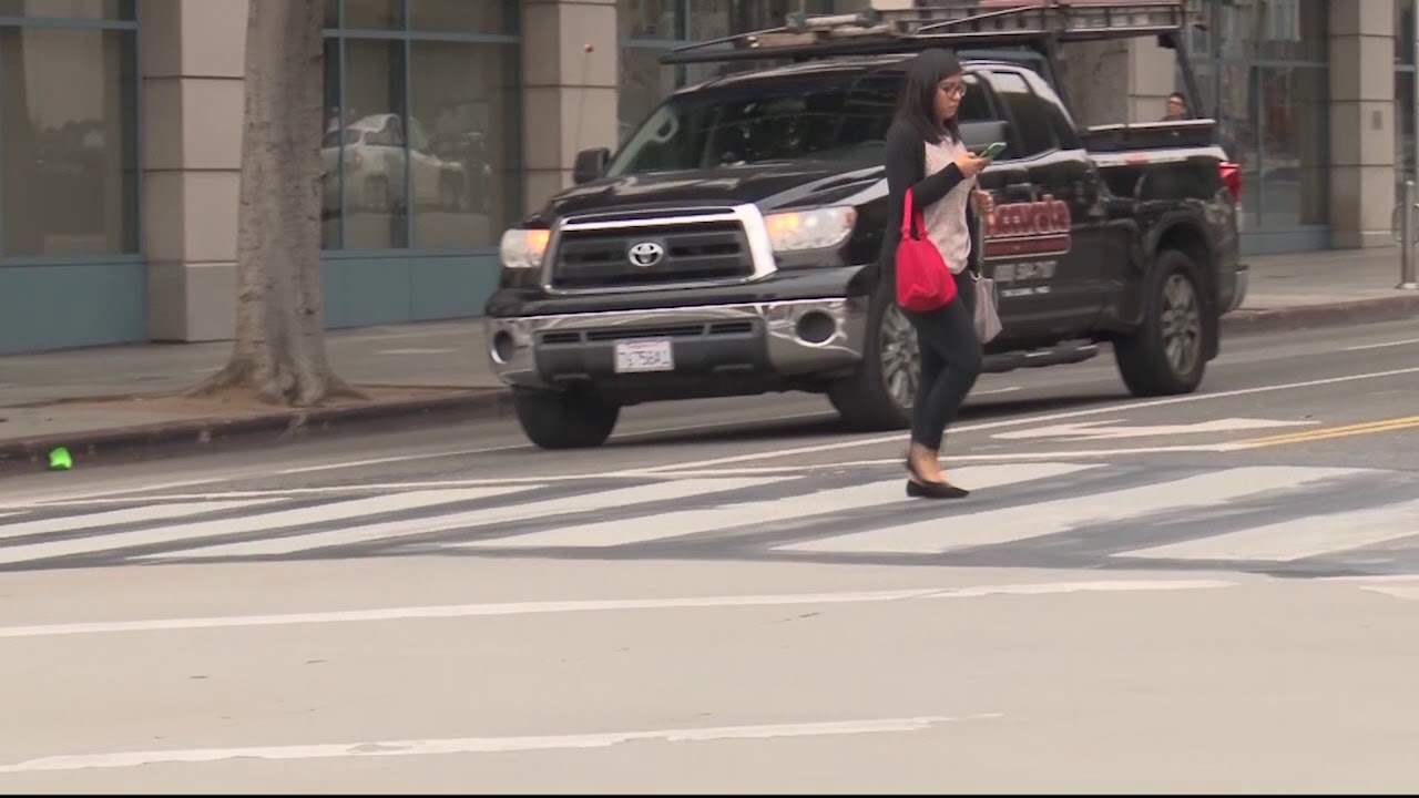 Californa ordinance addresses dangers of texting while walking | Cronkite News