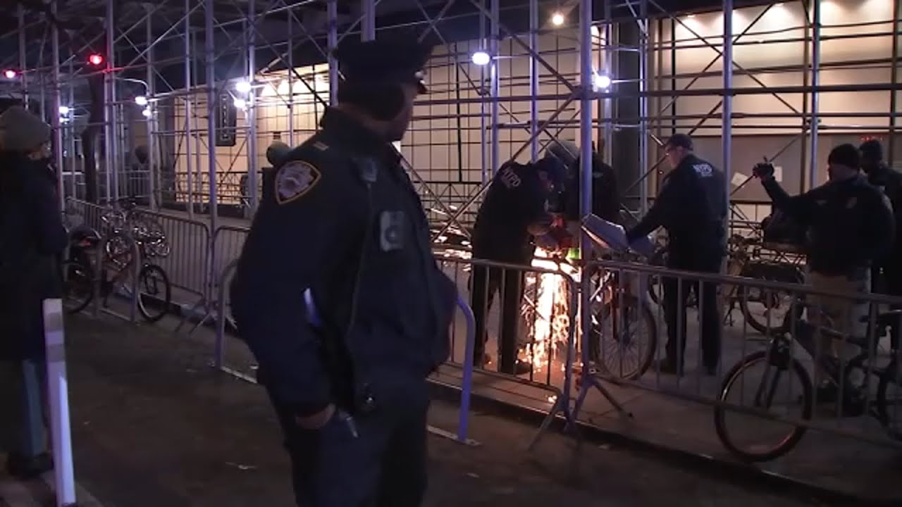 NYC clears out sidewalk in front for Manhattan hotel housing migrants