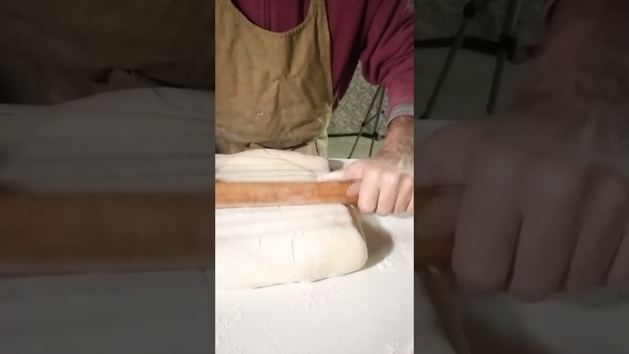 Tourrage de la pâte à croissants avant pointage toute la nuit