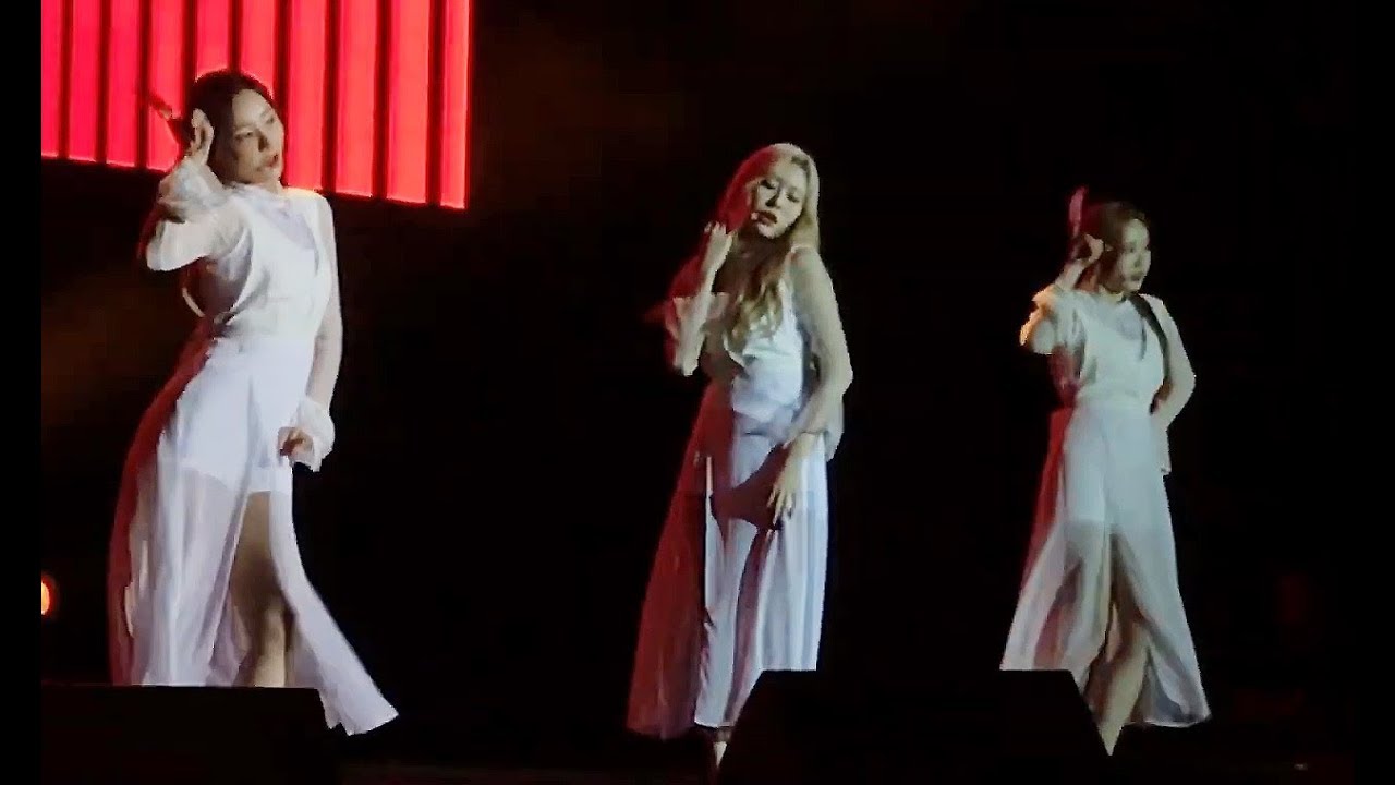 “SOMETHING” (Girl's Day Dance Cover) MOMOLAND - Nayun, Jane, Yeonwoo Live in Manila (190125)