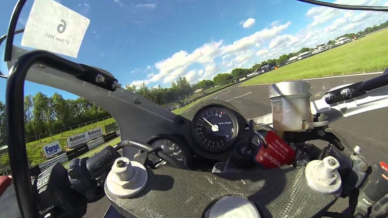 Honda VFR400 nc30 overtakes bigger bikes Castle Combe track day 03.06.15