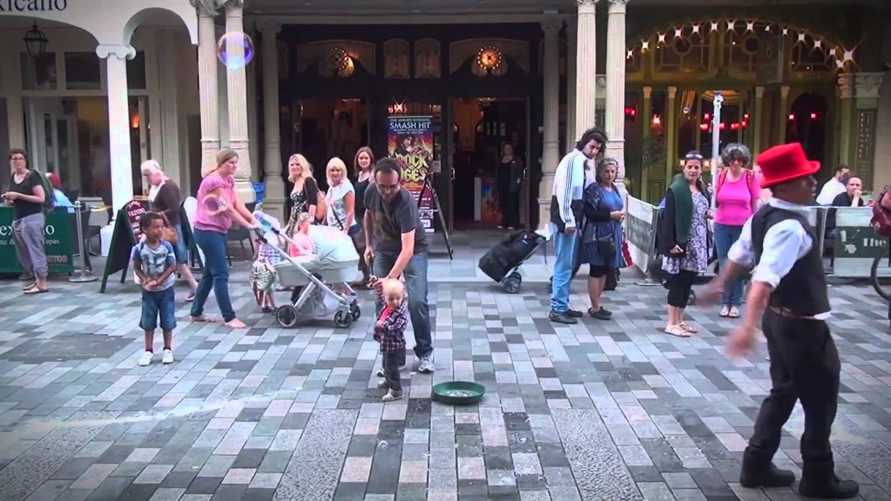 Bubble Jo - Bubble Performer - Outdoor Bubble Show
