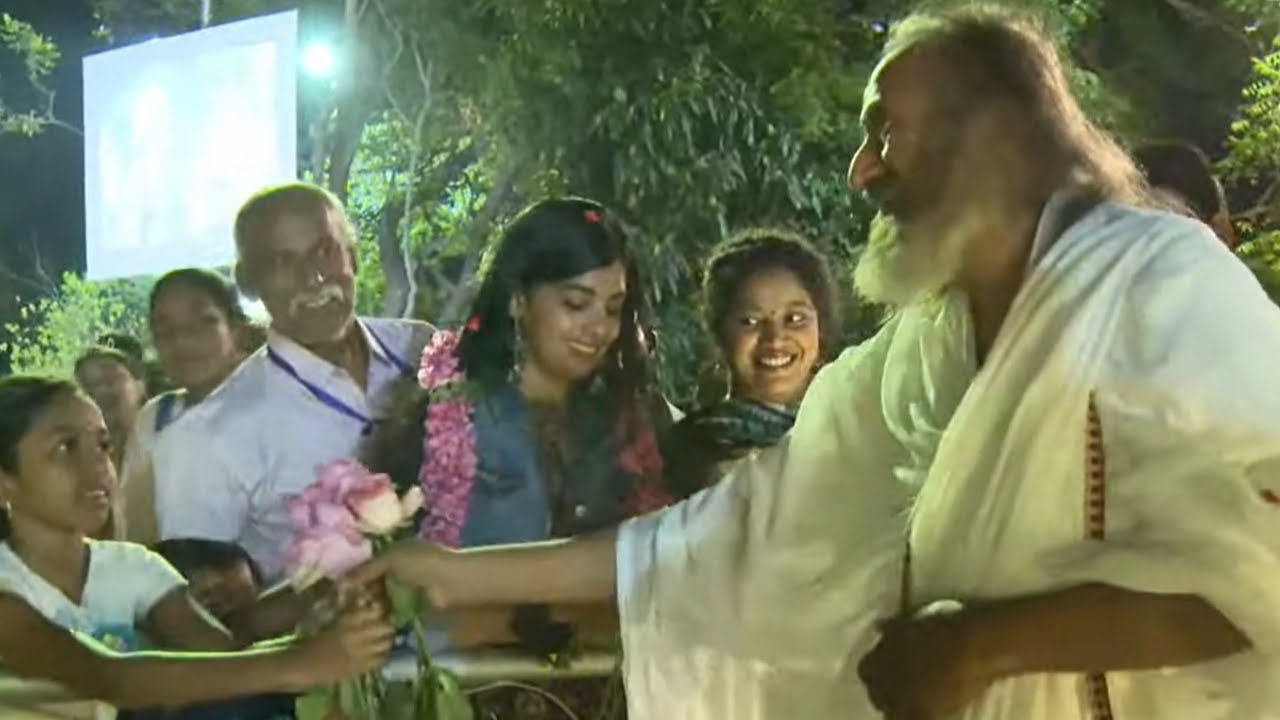 Sri Sri Ravi Shankar Gurudev Entry to Satsang Today from Ashram