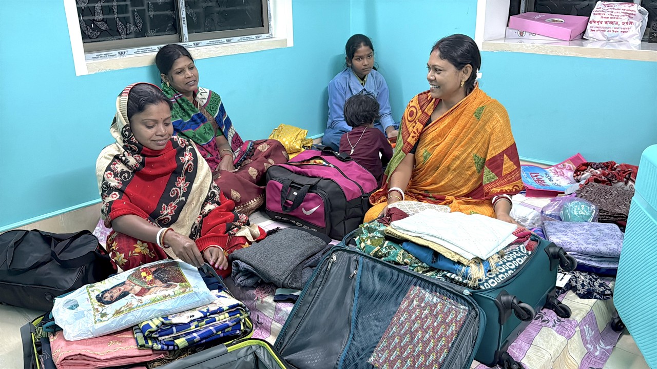 রাত পোহালেই রওনা দেব, তাই তড়িঘড়ি সবাই মিলে ব্যাগ গুছানো শুরু করলাম