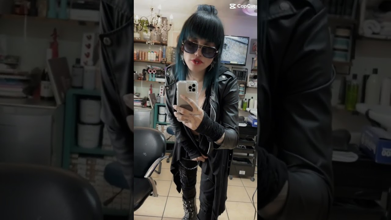 just me 🖤🔥🤟🏻🎶
