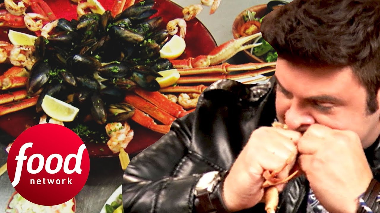 Адам уничтожает 7-фунтовый пир из морепродуктов меньше чем за час | Man v Food