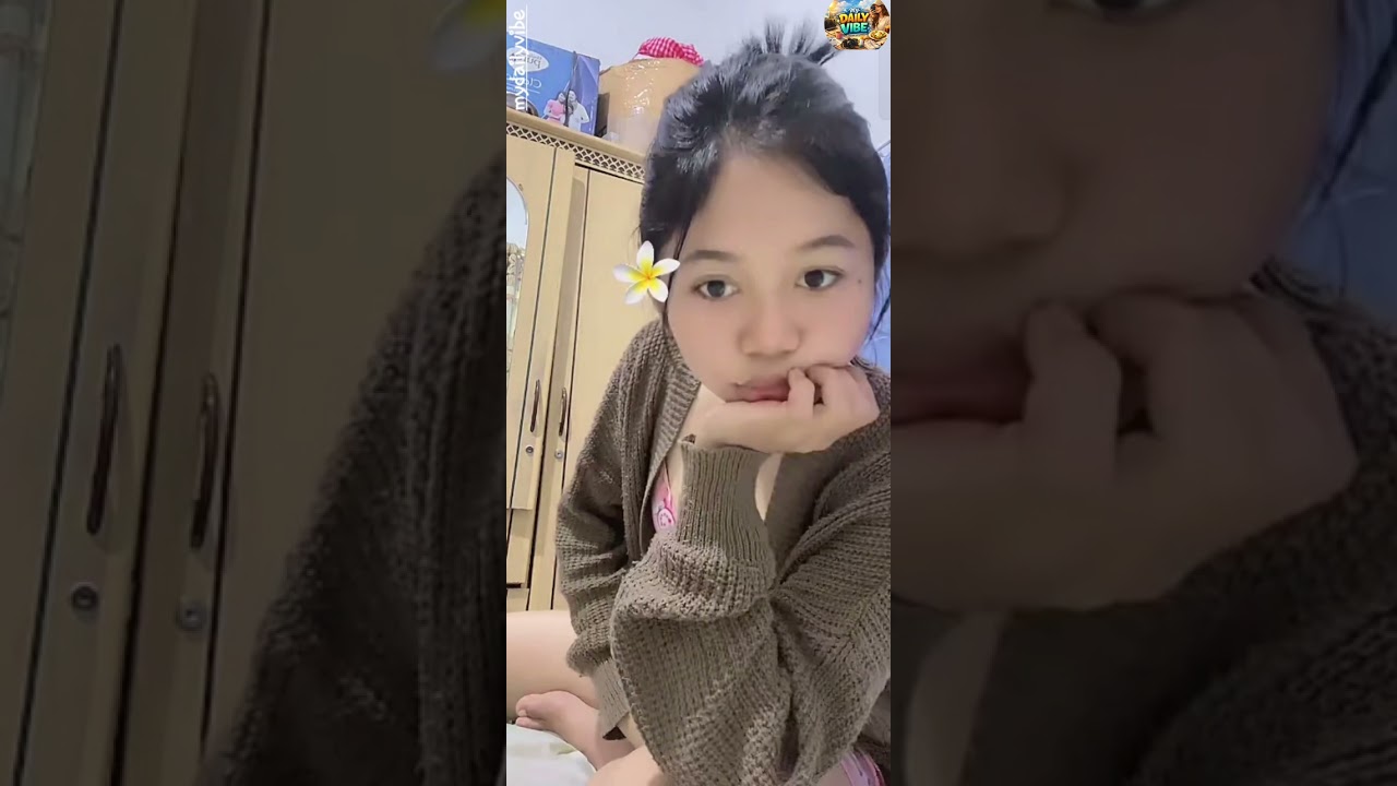 Mydailyvibe:  ibuk ini lagi asik nyisir rambut anaknya guys