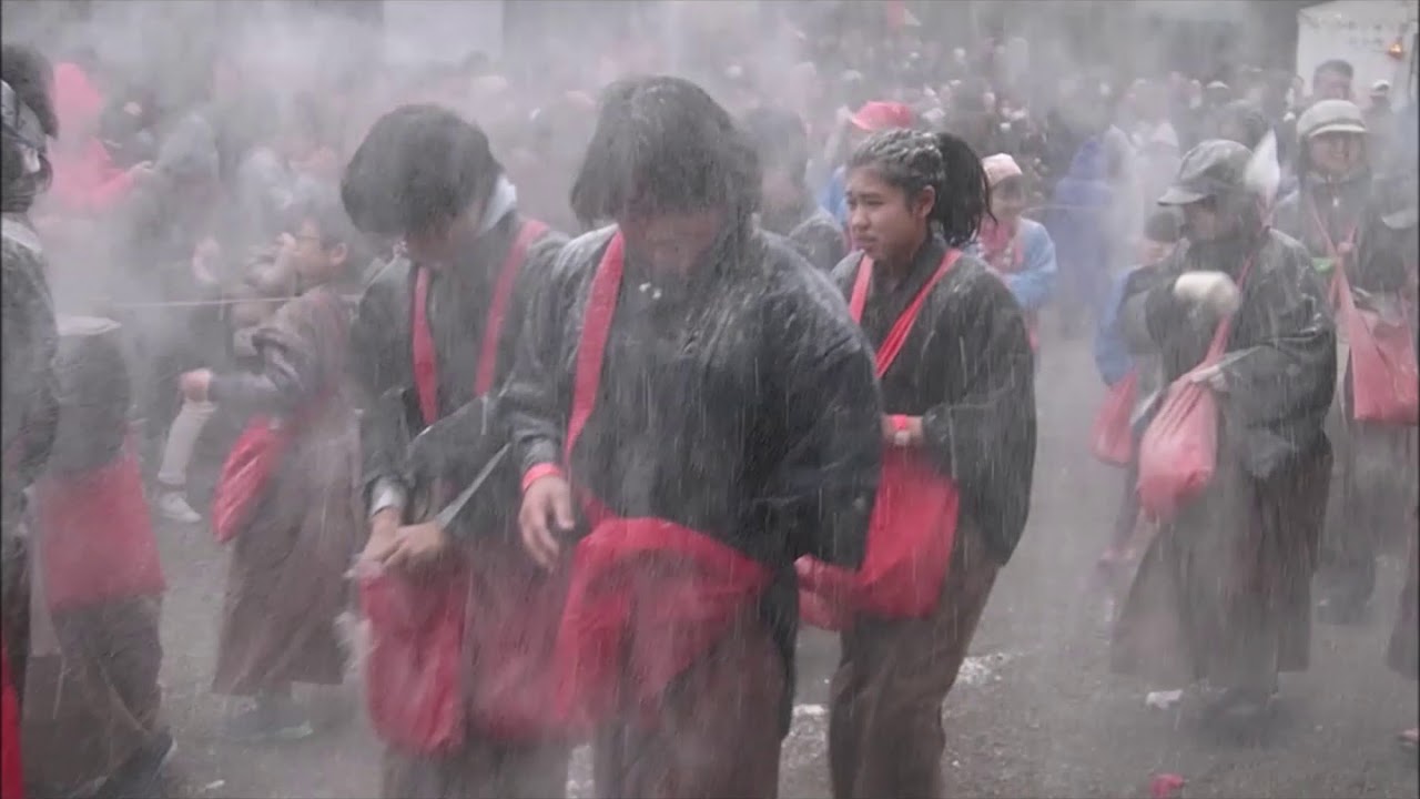 豊橋鬼祭「子鬼厄除飴まき」で粉まみれ
