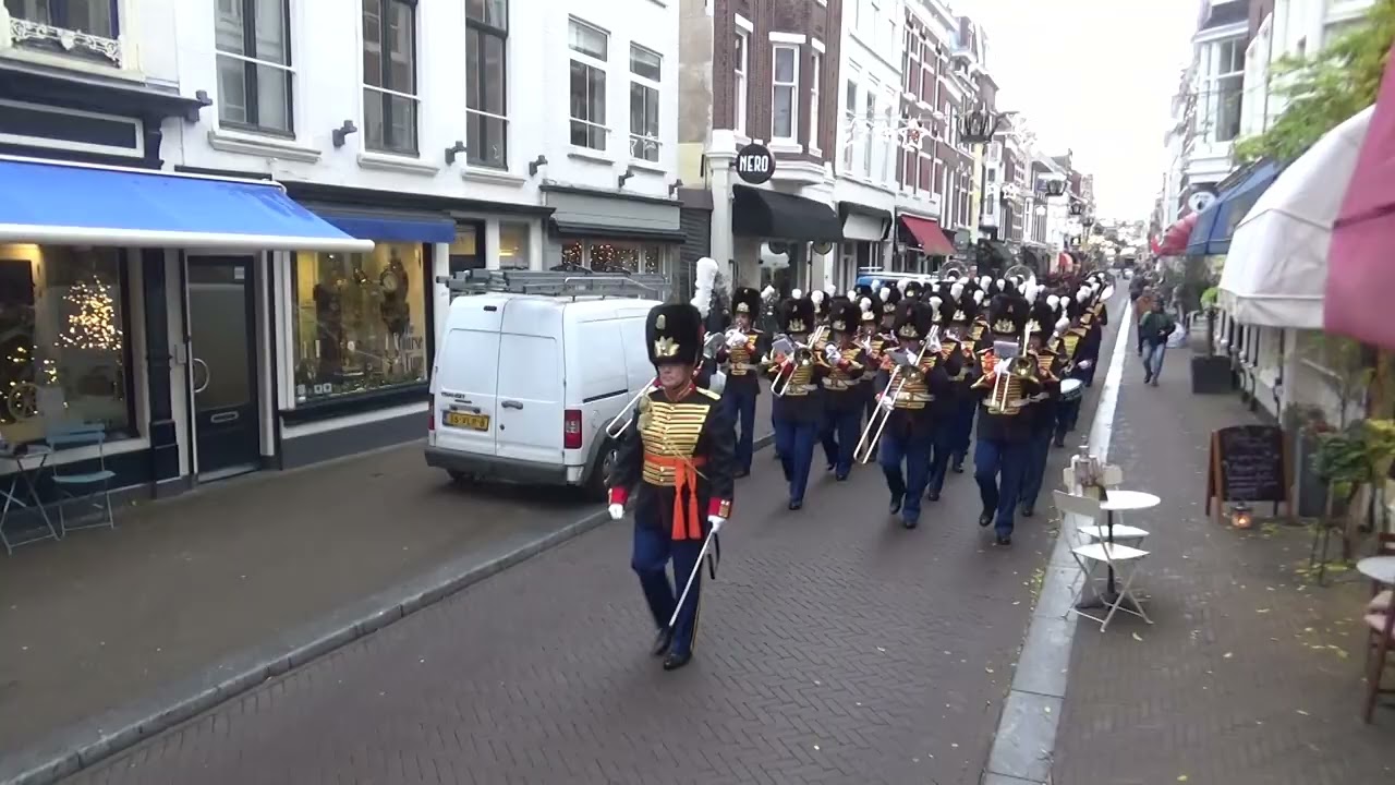 Koninklijke Militaire Kapel Johan Willem Friso marcheert terug naar Koninklijke stallen