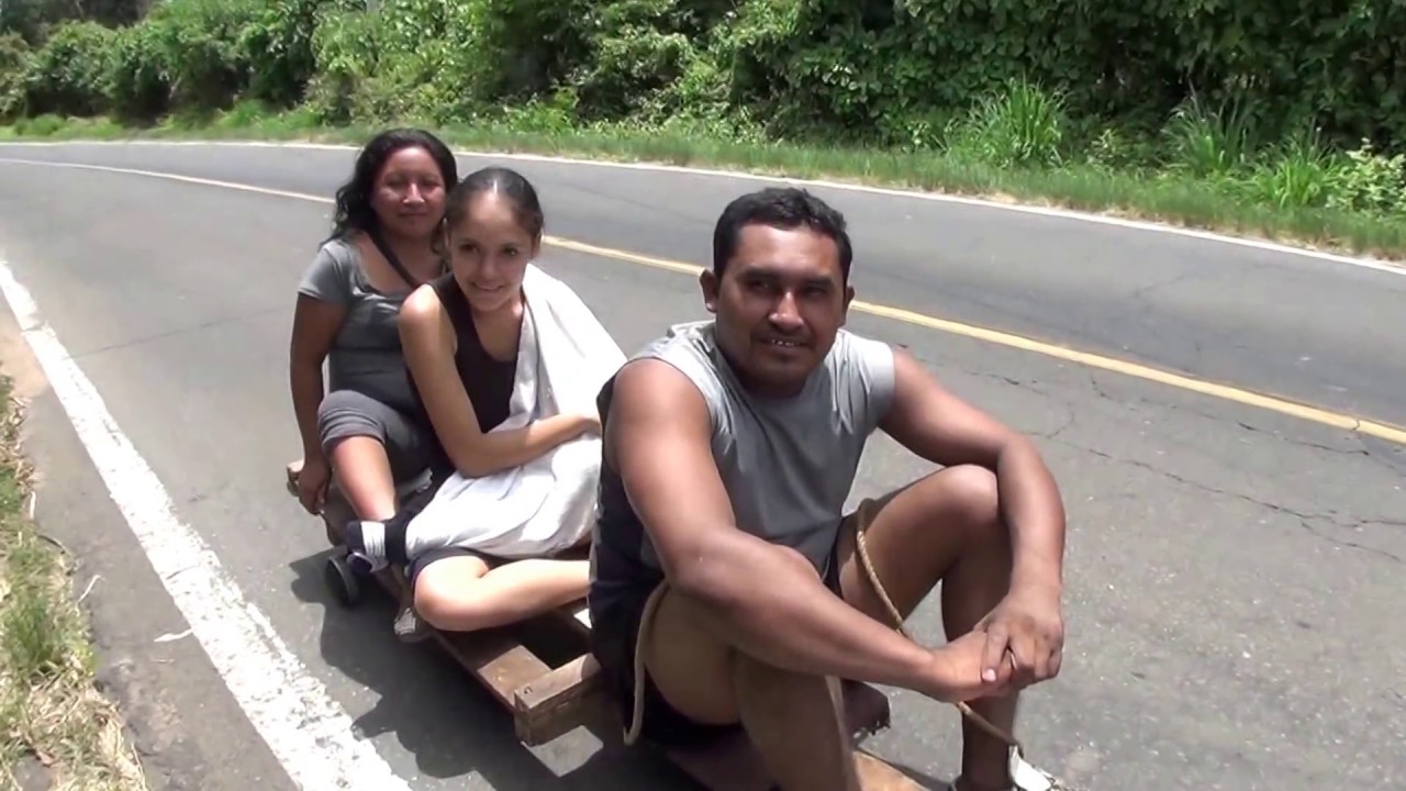 viajando sobre 4 baleros Street luge ARTESANAL EL SALVADOR   Youtubero Salvadoreño