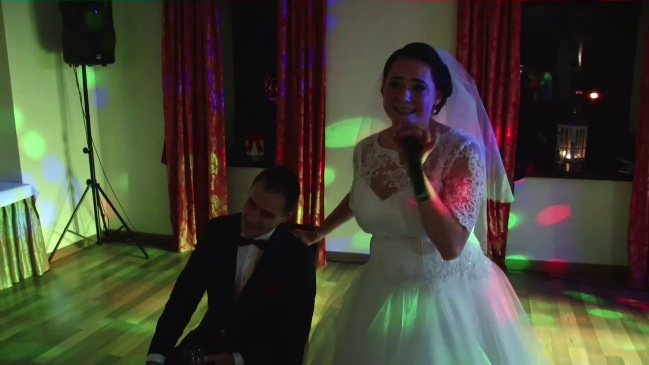 Pani młoda zaśpiewała mężowi tak...