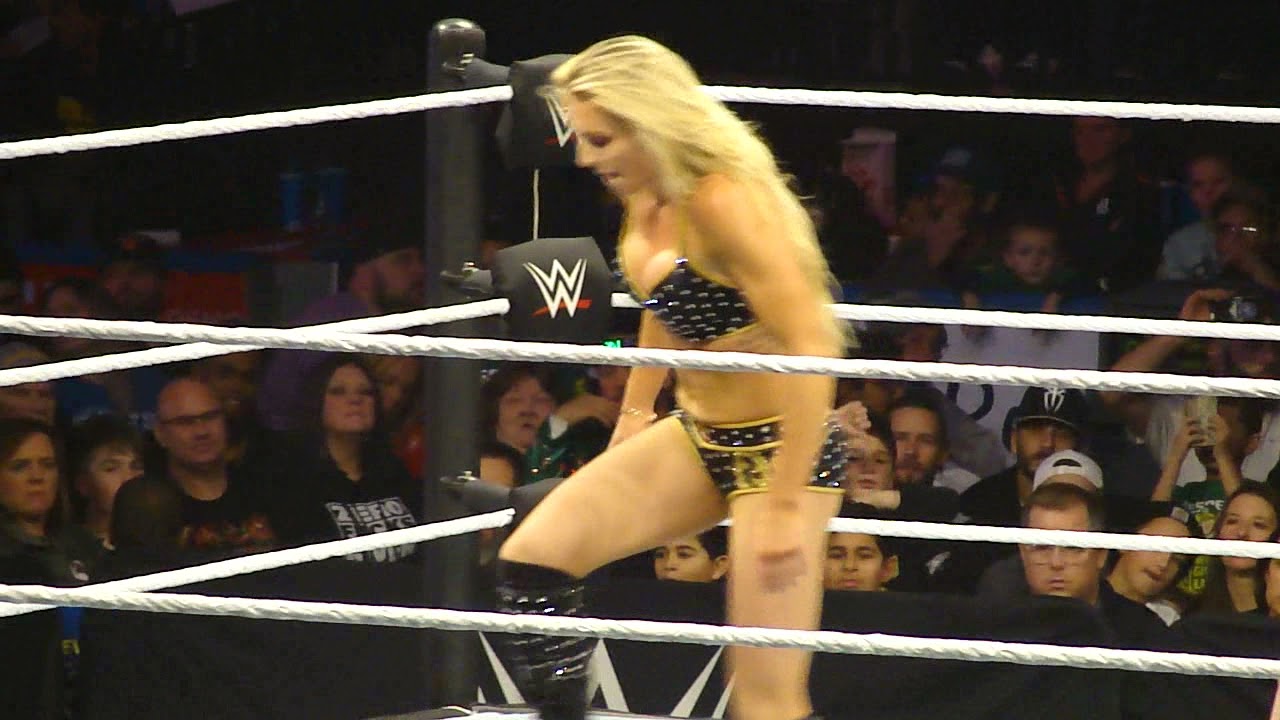Pt 2 Charlotte Flair vs Sasha Banks WWE Super Show Saginaw, MI 12/11/21