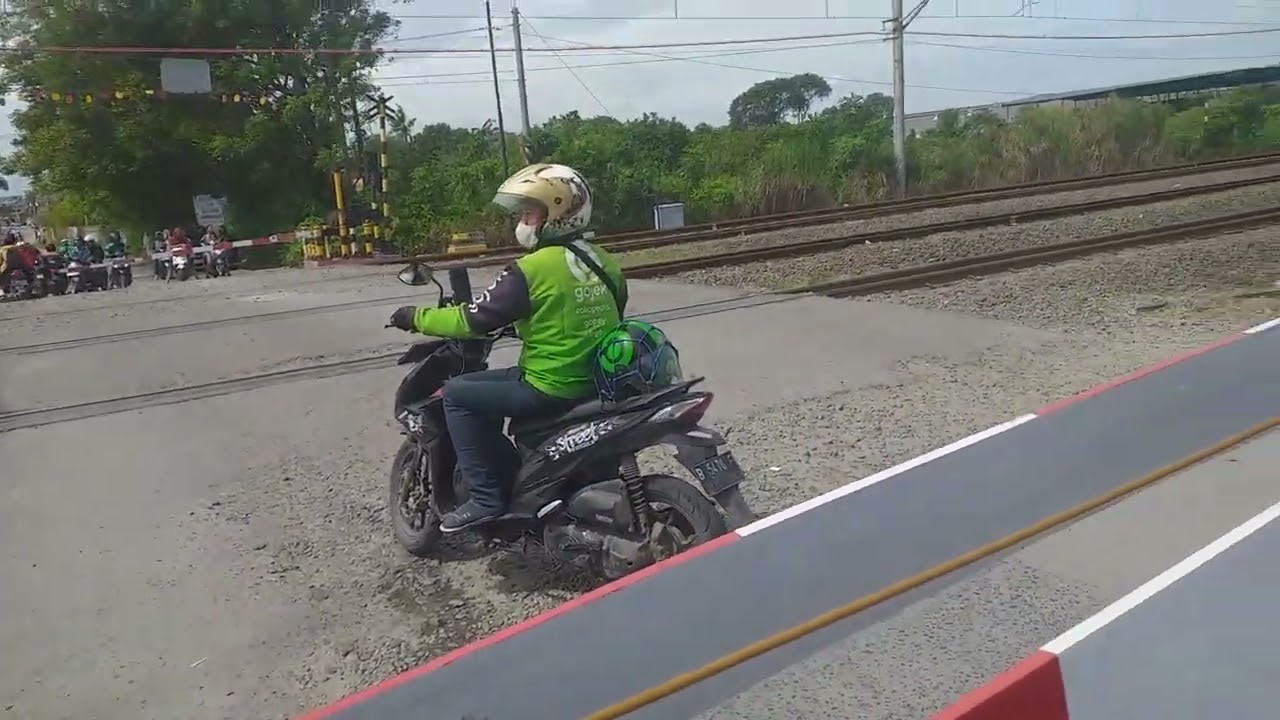 Banyak pengendara terobos diperlintasan kereta api JPL 109 Cikarang