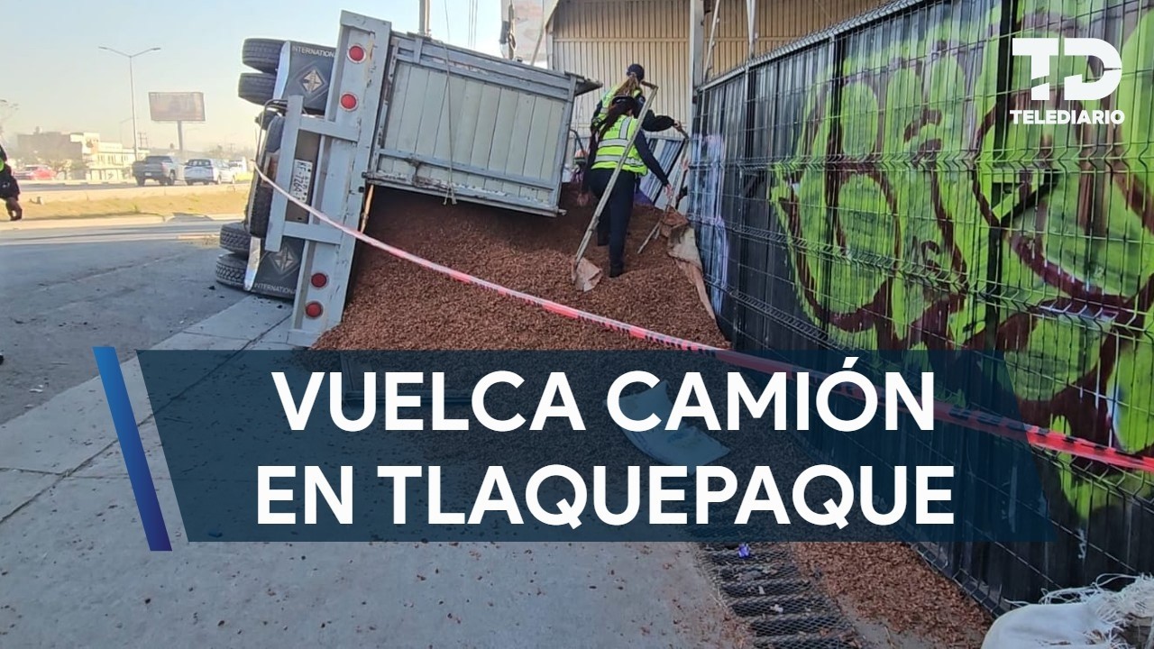 Vuelca camión cargado con 8 toneladas de cáscaras de nuez en Tlaquepaque