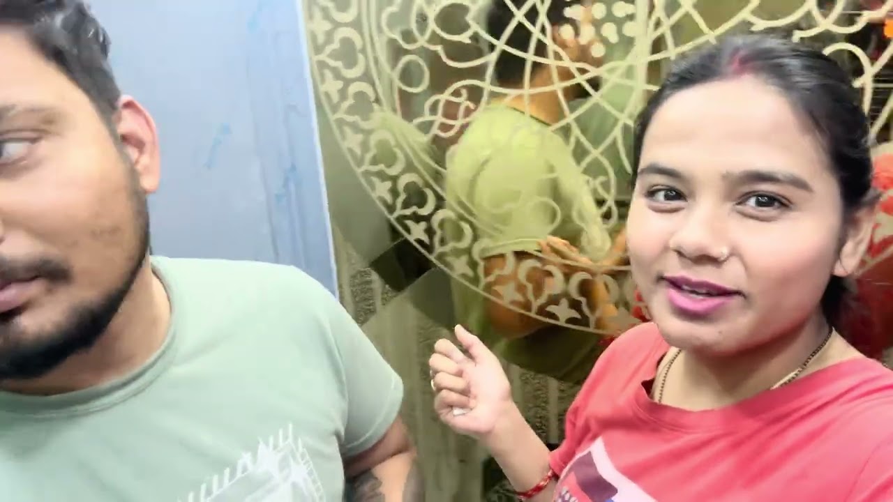आज हम लोग गये दिल्ली मार्केट और वहा जाकर की हमने खूब शॉपिंग देखो क्या क्या लिया मैंने 