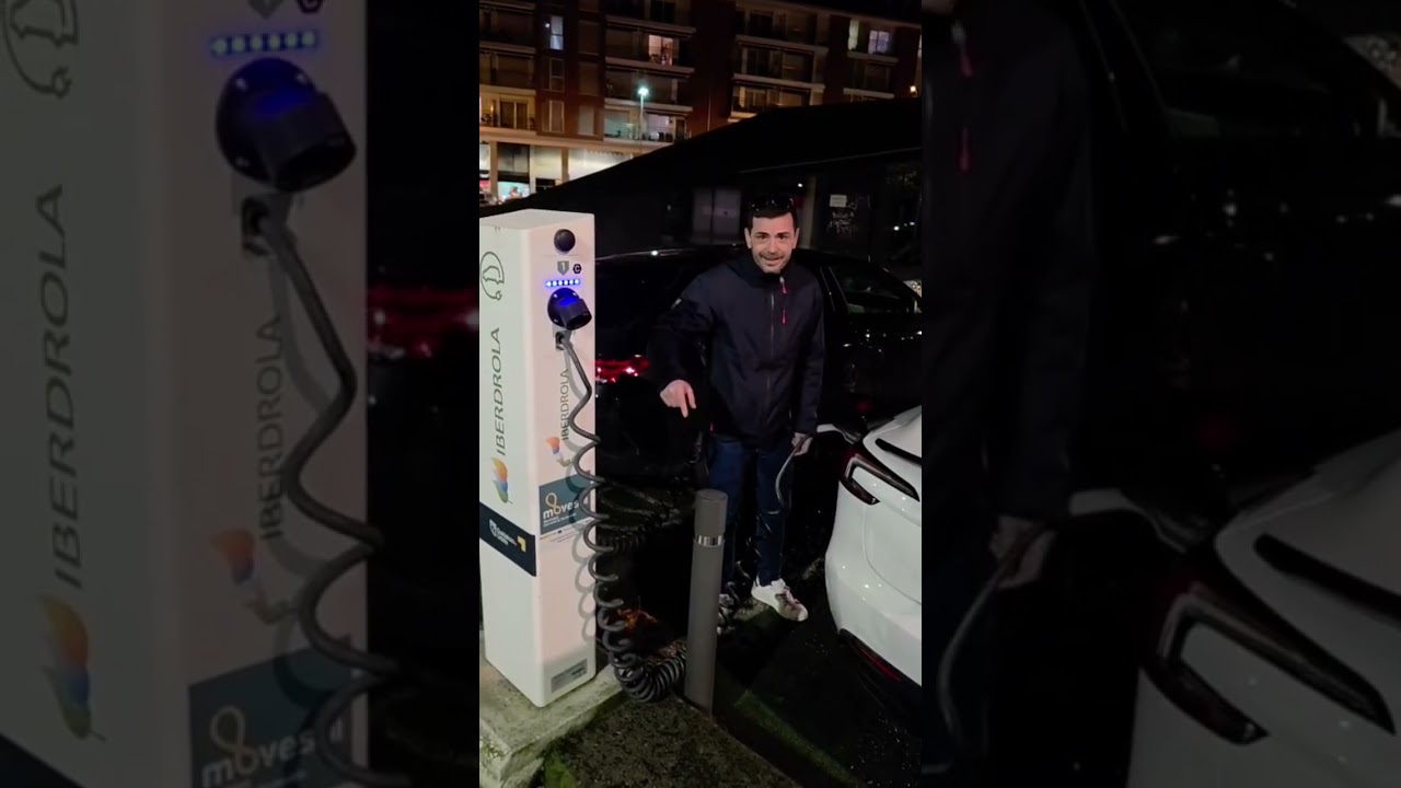 Mi vecino me carga el coche gratis 😅⚡