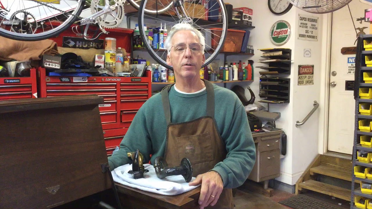 165.  The difference between Victor Orthophonic phonograph back-brackets