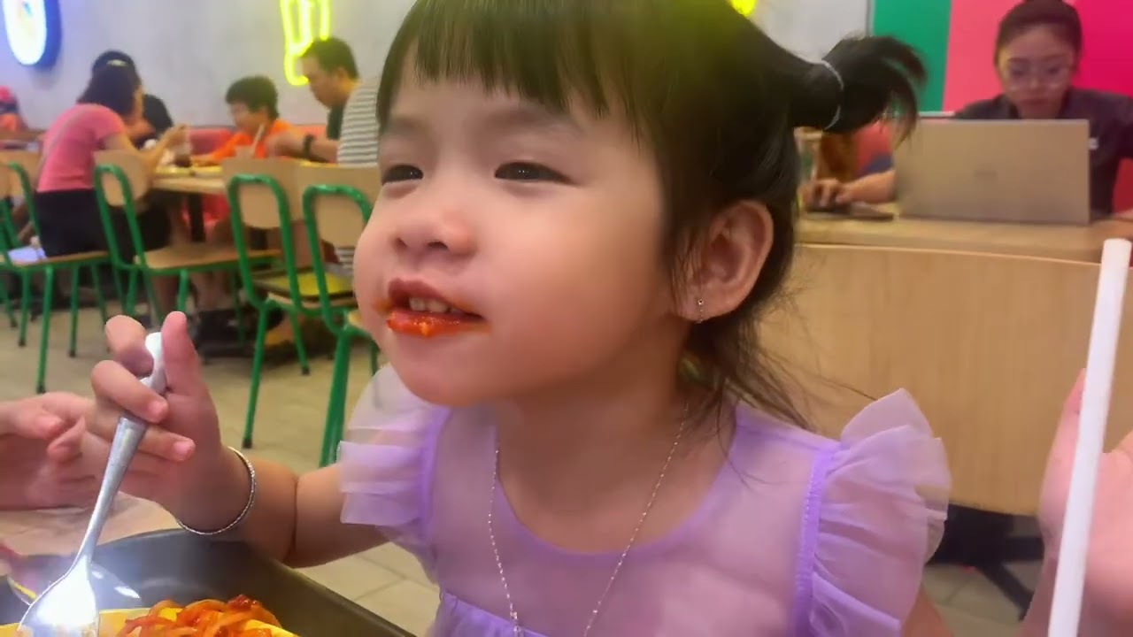 Hôm nay cho các bé đi siêu thị chơi và xem đồ tết như nào nha mọi người