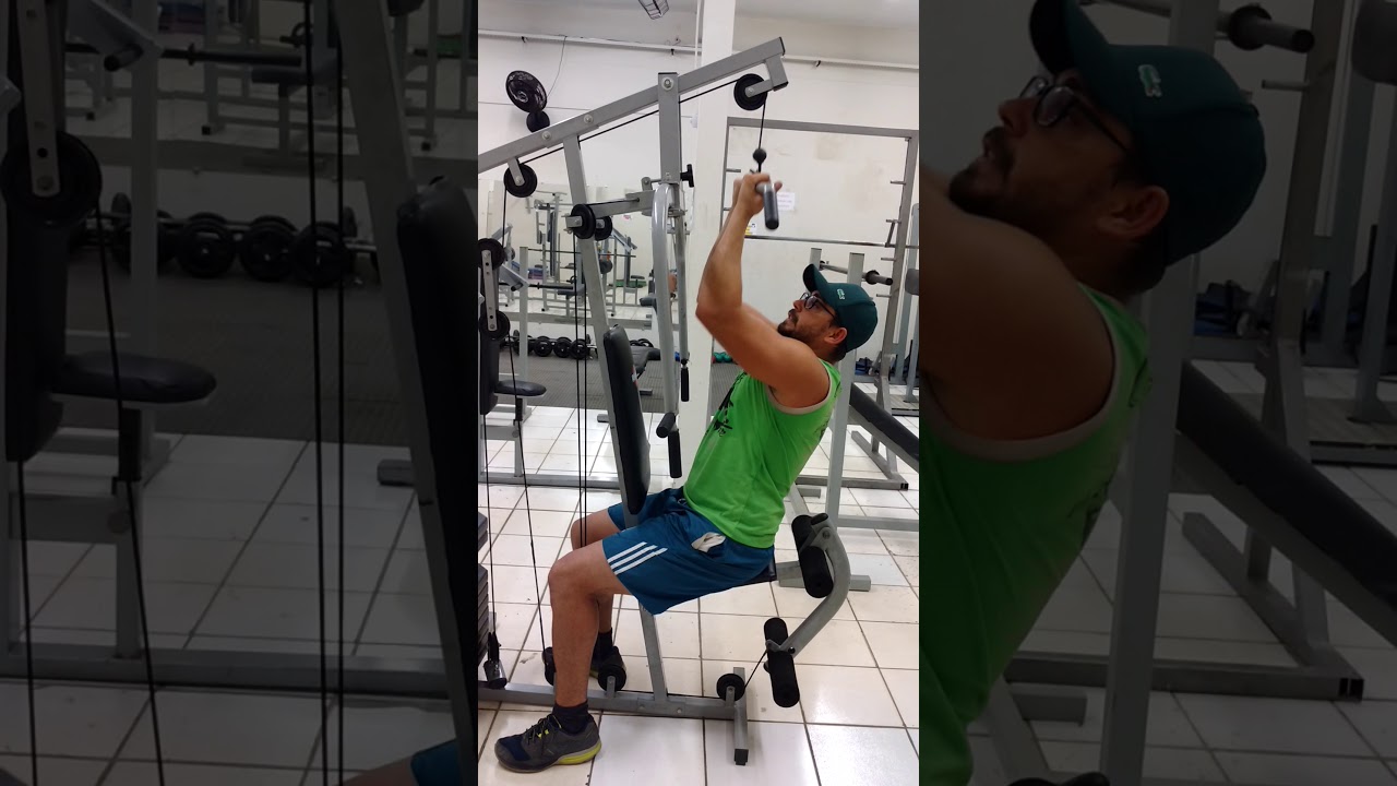 Treinando na estação de musculação, exercício em casa.