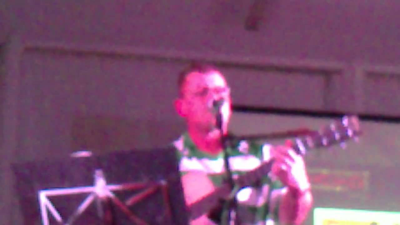 stephen dodds sings let the people sing /viva la quinta brigada  while supporting the wolftones