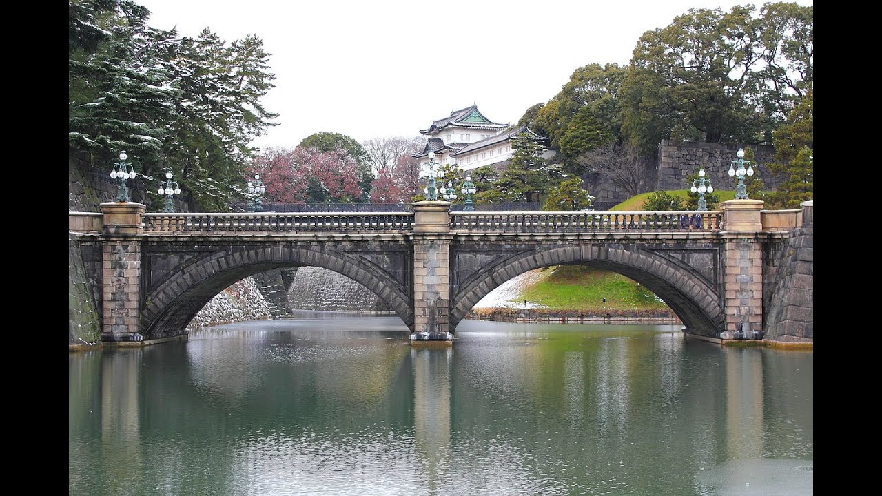 Using a seldom day, for the public to enter the imperial palace area.