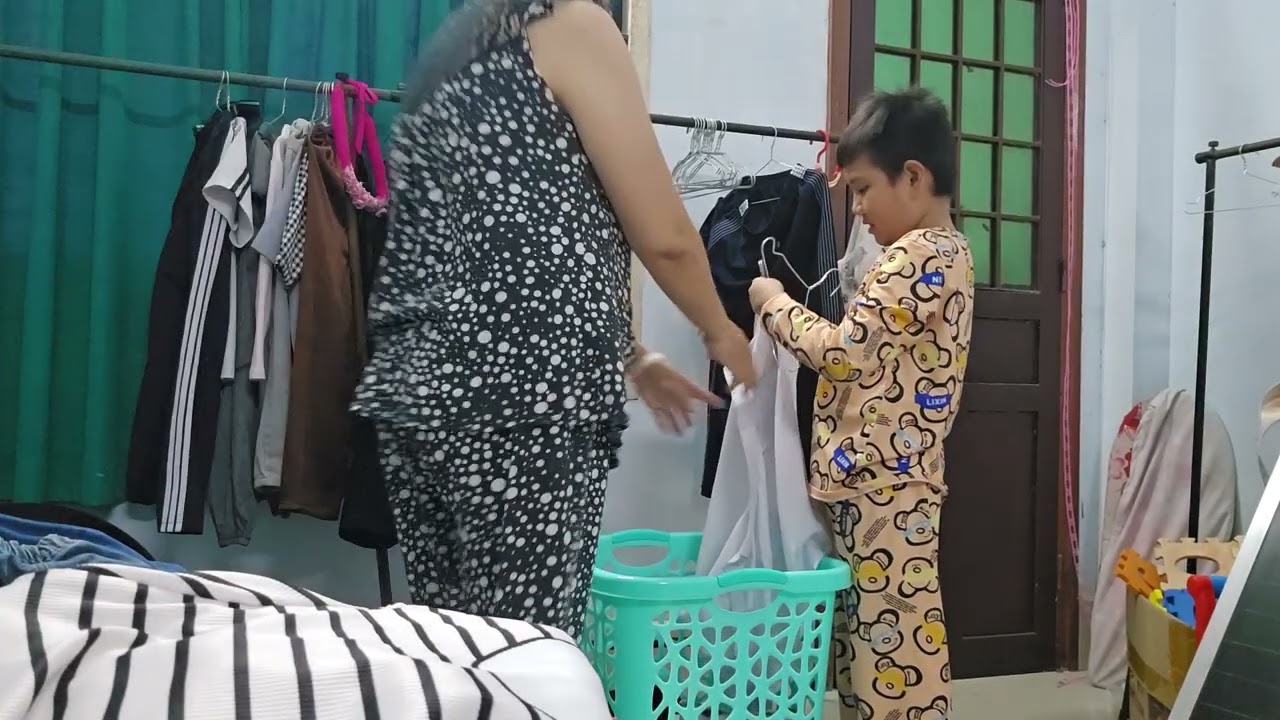 Xuân Thiên giúp mẹ phơi đồ.