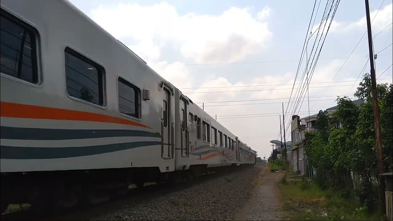 KA Singasari lokomotif vintage melintas di JPL 244 Plosokandang
