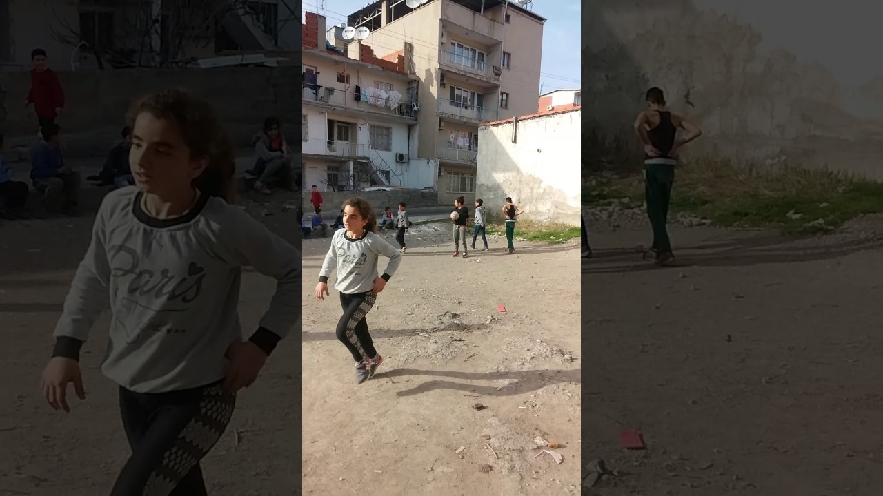 İzmir bayraklı yamanlar mahallesinde cocuklar tombilibiç( keremit)oynuyor