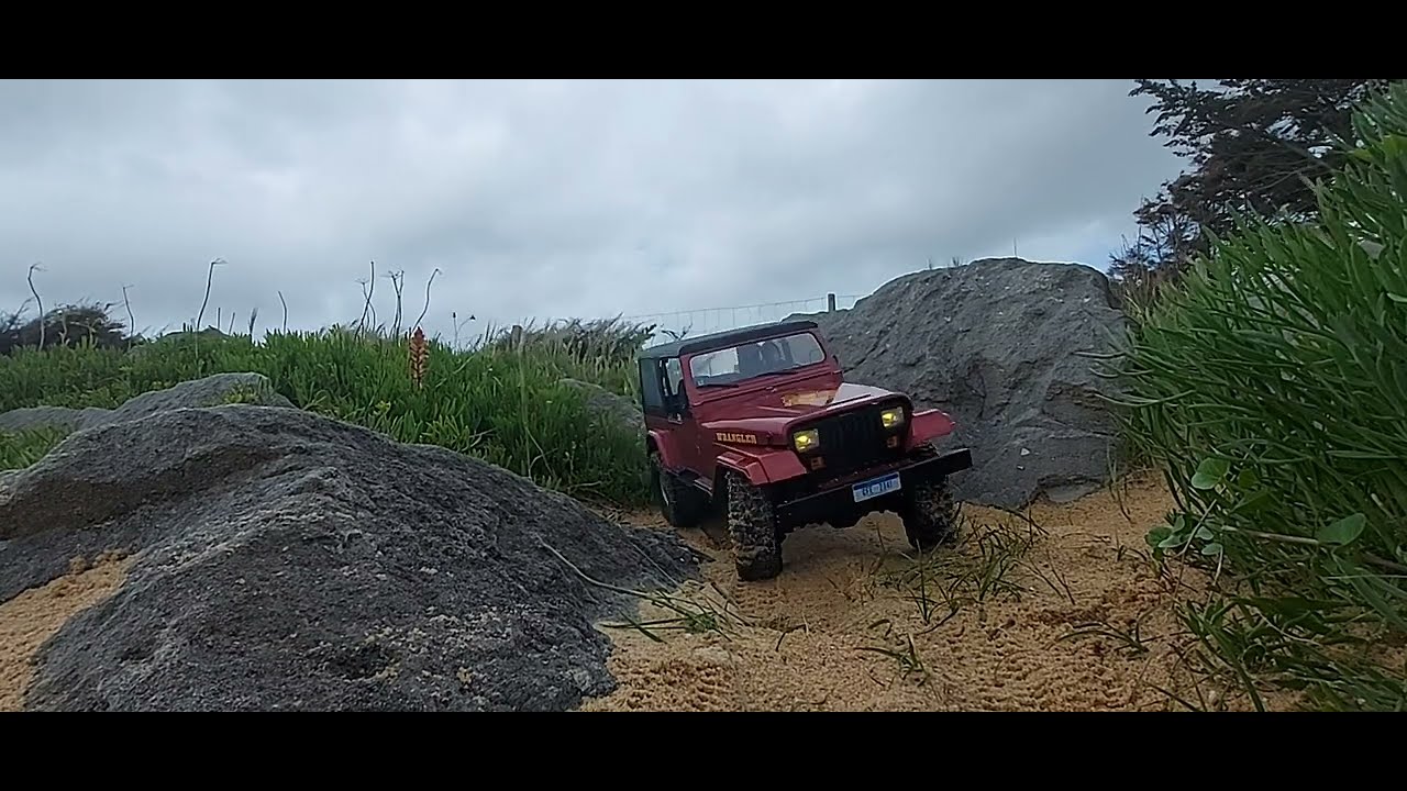 Rochobby Mashigan / Jeep YJ : Rock crawling on the beach.