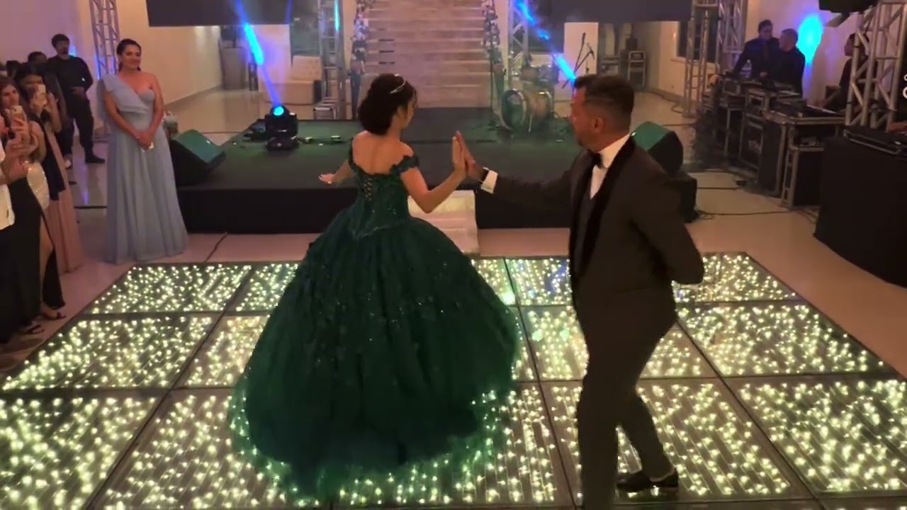 Valsa da debutante Isabelle com o pai