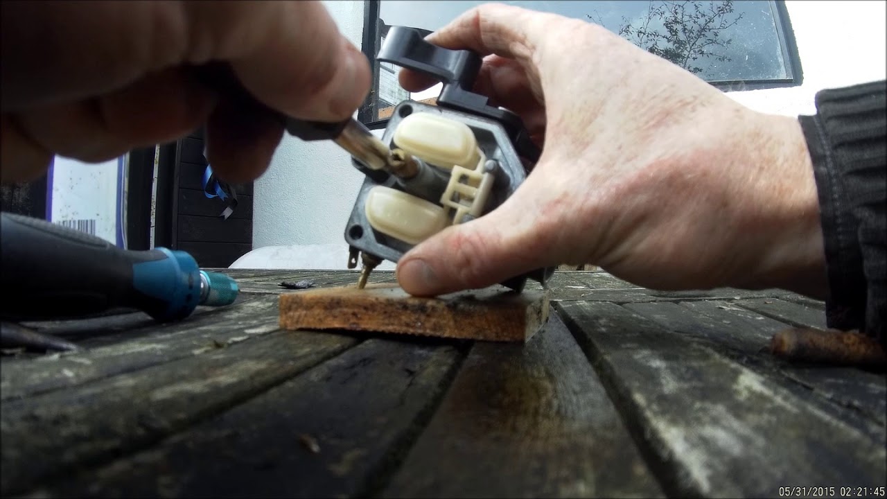 How to clean the carbs on a Honda CG 125cc motorbike
