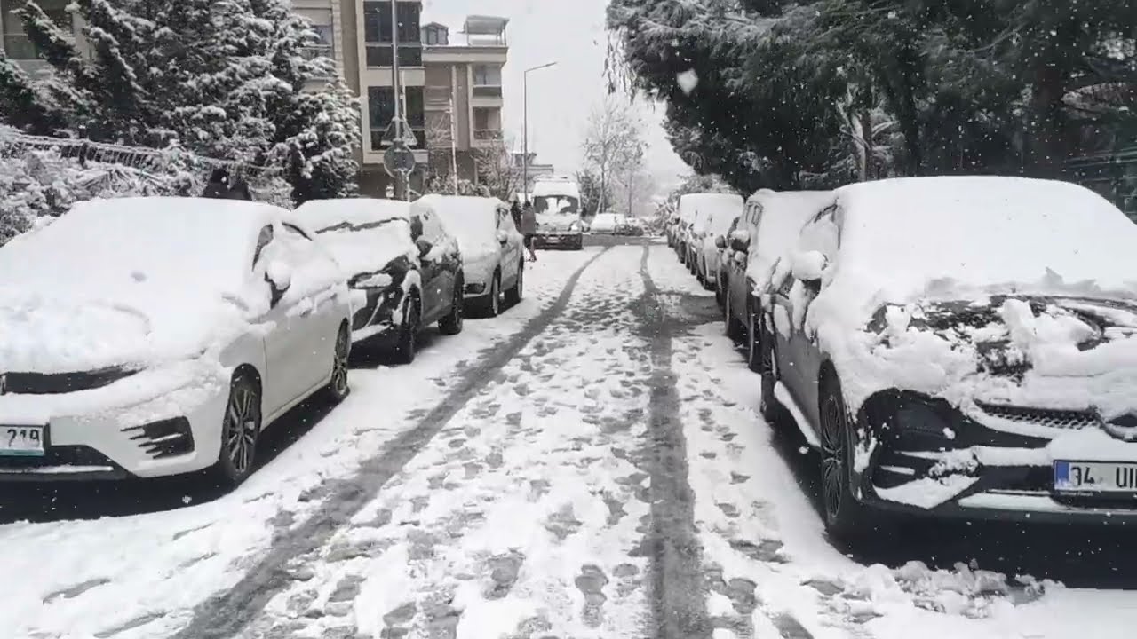 Bir Ocakta İstanbul'a aniden kar yağınca,İstanbul  karla kaplandı.