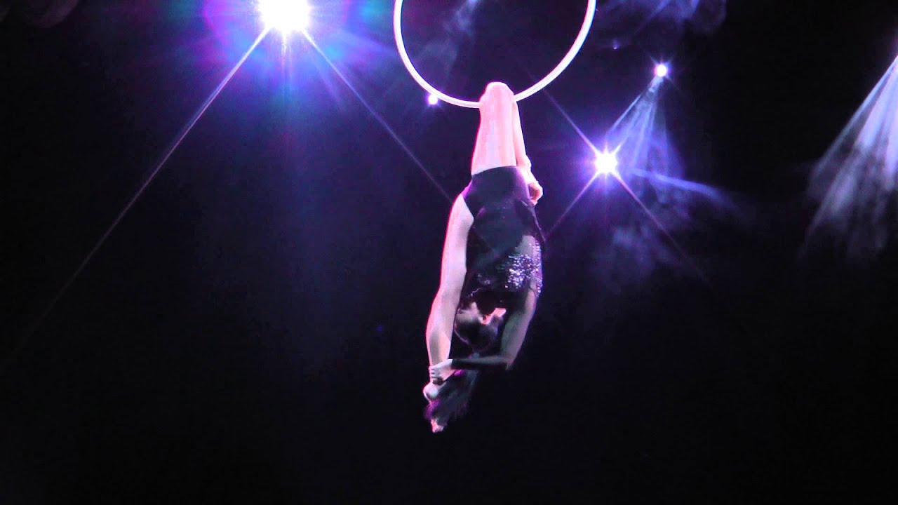 Aerial Hoop Performance – Artystyczna Akrobatyka w Powietrzu