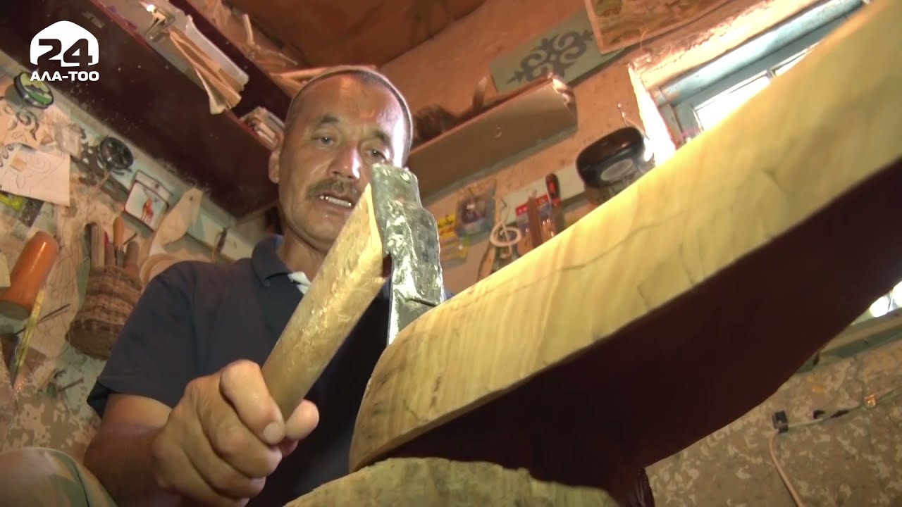 Улуттук музыкалык аспаптардын түрүн жасаган жыгач уста / БИЗДИН ЗАМАНДЫН КААРМАНДАРЫ