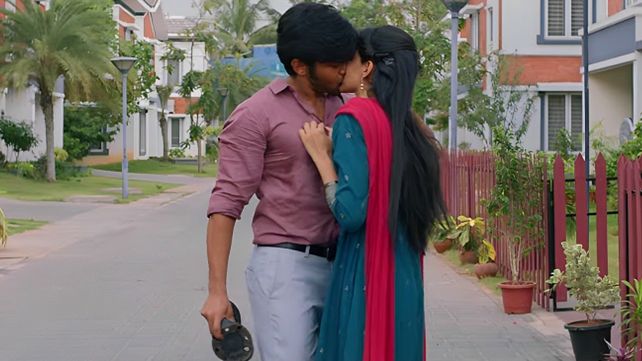 चाहे बंद कमरा हो या चाहे बिच सड़क हो मेरा जहा दिल करेगा मै वहा तुम्हे चूमूंगा मुझे किसी बात काडर नहीं