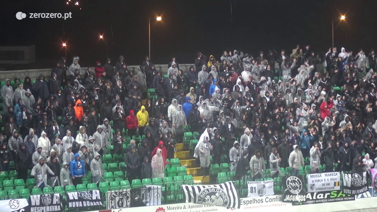 Adeptos do Vitória de Guimarães dão espetáculo à chuva