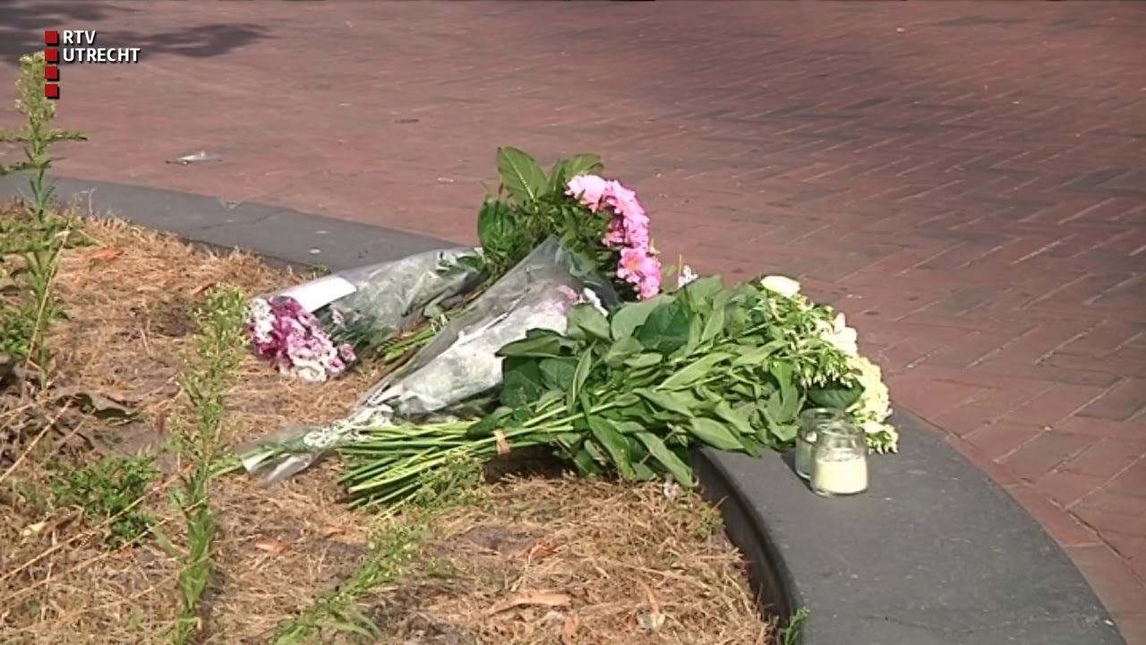 Bloemen bij huis vermoorde Laura uit Utrecht [RTV Utrecht]