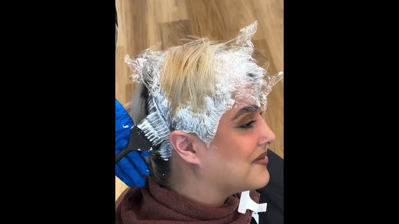 Platinum Blonde Touch-Up Natural Level 3 Black / Brown Hair