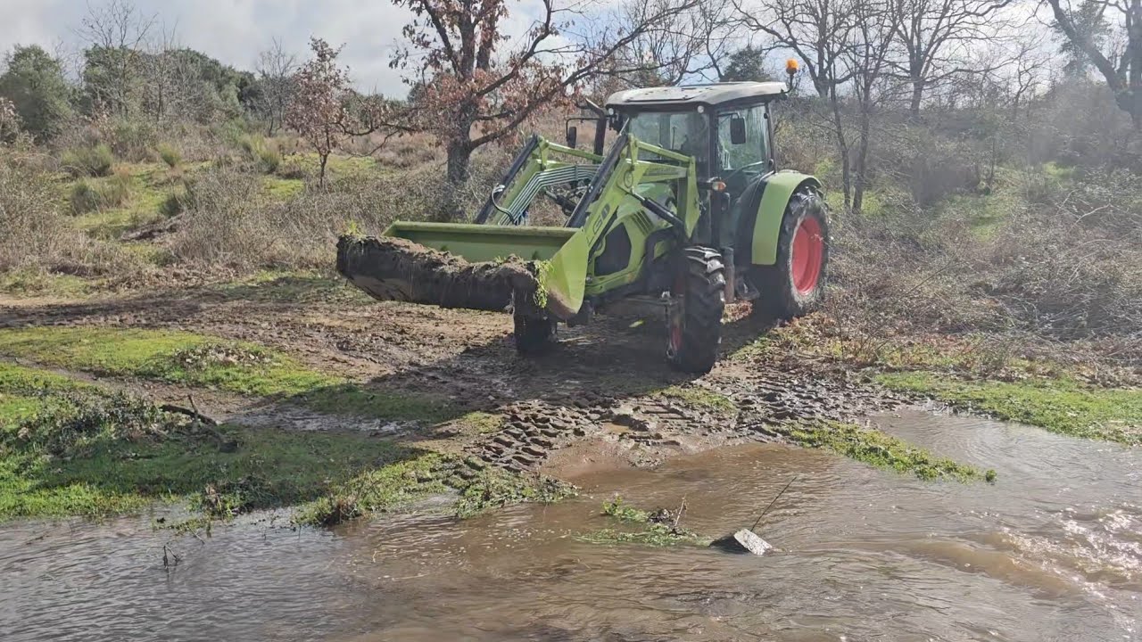 Aprovechamos para desatascar el puentecillo con la pala del tractor.😉👍