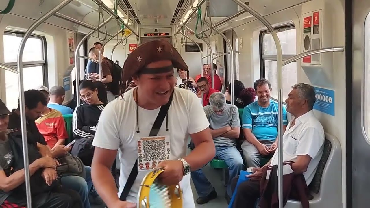 INCRÍVEL MATUTO EMBOLADOR ARRANCA RISADAS E APLAUSOS DOS PASSAGEIROS NO TREM 