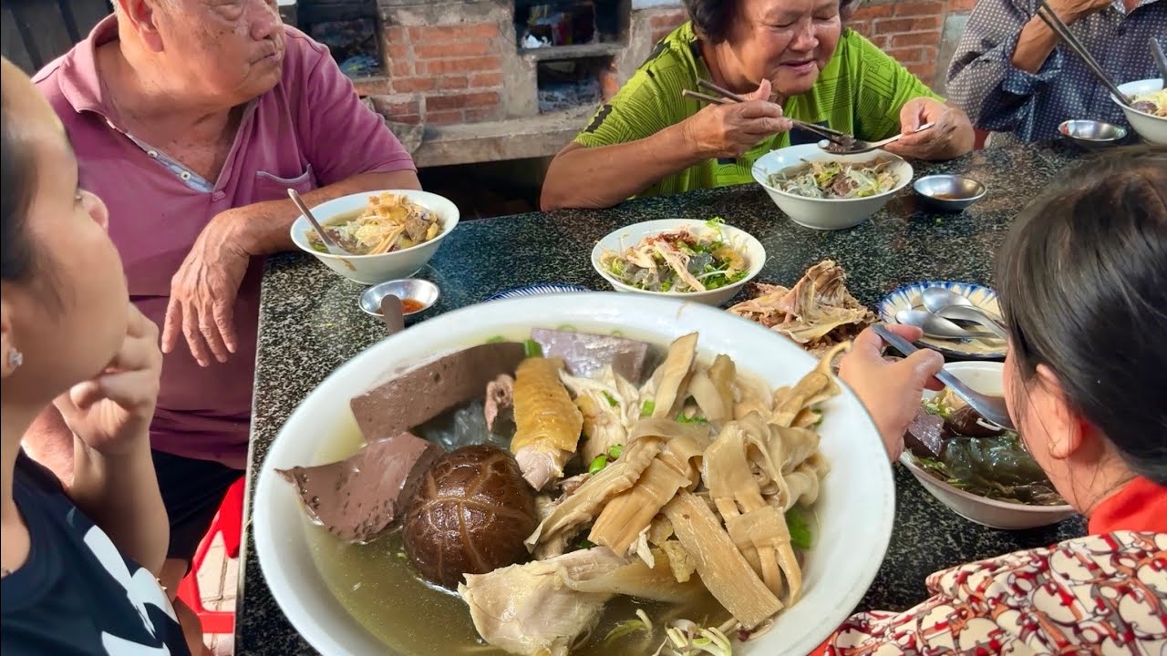 Chị Thứ 6 Về Nhà Ăn Tết | Nấu Miến Măng Gà Ấm Cúng Ngày Xuân | MienTayVT