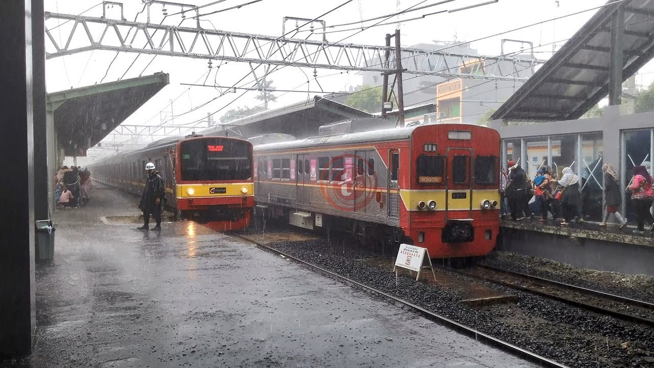 [HD] KRL BOGOR x KLB KRL melintas saat Hujan Lebat di Stasiun DURI (DU)