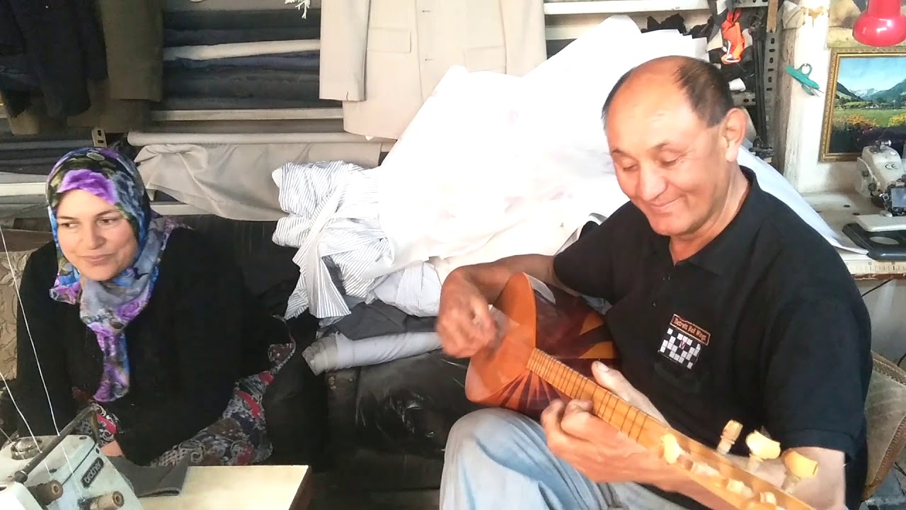 DEMİRCİ'nin MİNNETLER köyünde MEHMET ÜNLÜ (FRANSA'LI) eşiyle birlikte Türkü söylüyor