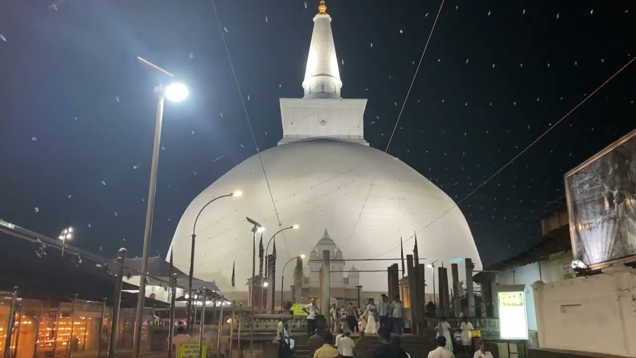 Ночное посещение Руванвели Маха Сейя в Анурадхапуре, Шри-Ланка